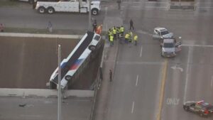 Xe buýt METRO Houston rơi khỏi cầu vượt, 13 người nhập viện