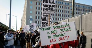 Người biểu tình tụ tập bên ngoài trung tâm giam giữ Maduro