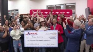 Nữ sinh trung học North Shore nhận học bổng từ American Furniture Warehouse 34 Nữ sinh trung học North Shore nhận học bổng từ American Furniture Warehouse