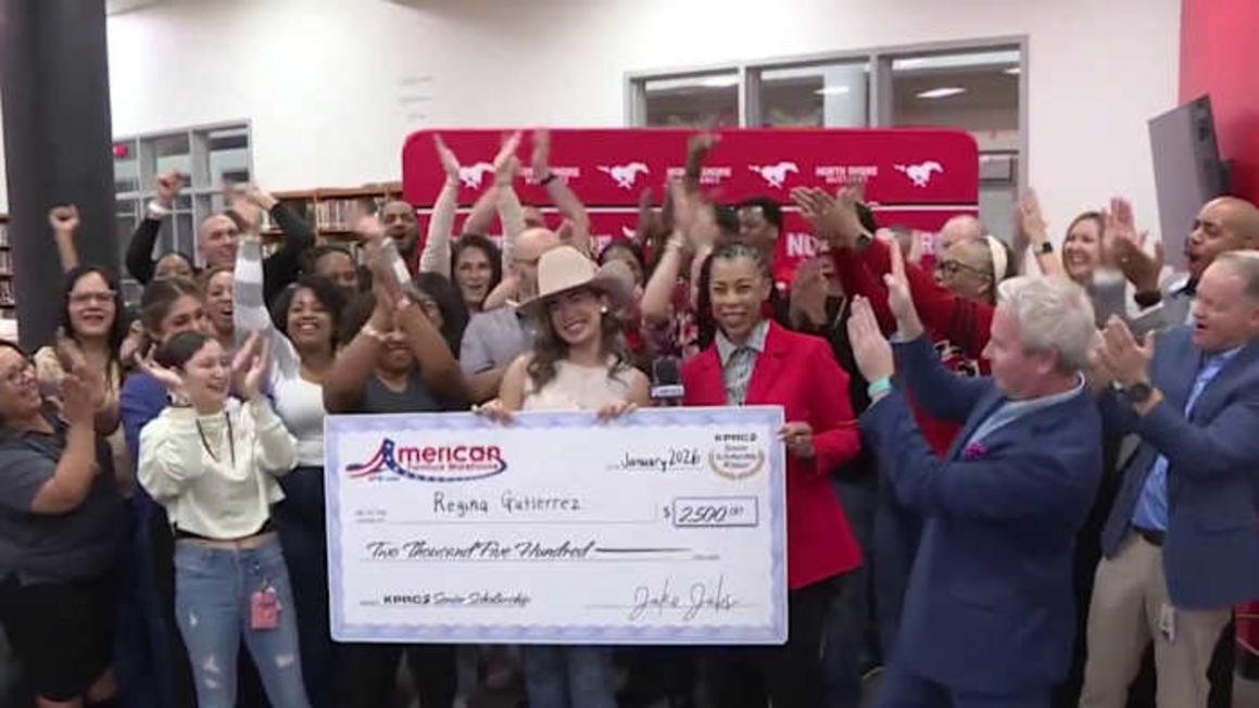 Nữ sinh trung học North Shore nhận học bổng từ American Furniture Warehouse 1