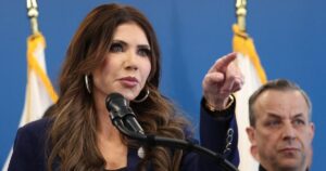 Bà Kristi Noem bảo vệ hành động của nhân viên ICE trong vụ nổ súng ở Minneapolis