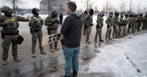 Cảnh sát ICE liên quan đến vụ nổ súng ở Minneapolis từng bị xe kéo lê 36 Cảnh sát ICE liên quan đến vụ nổ súng ở Minneapolis từng bị xe kéo lê