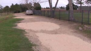 Con đường vào nghĩa trang lịch sử ở Hạt Fort Bend được sửa chữa sau khi KPRC 2 vào cuộc 34 Con đường vào nghĩa trang lịch sử ở Hạt Fort Bend được sửa chữa sau khi KPRC 2 vào cuộc