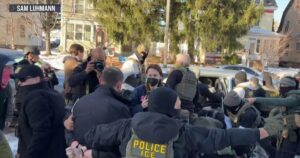 Nghi vấn liên quan đến vụ nổ súng của ICE: Các công tố viên từ chức