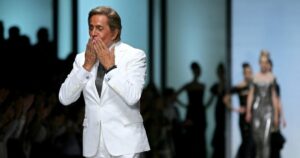 Nhà thiết kế thời trang Valentino Garavani qua đời ở tuổi 93