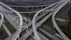 Houston tránh được phần tồi tệ nhất của đợt băng giá, nhưng các điểm trơn trượt vẫn còn