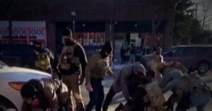 Minneapolis Rúng Động Sau Vụ Xả Súng Thứ Hai Liên Quan Đến Cảnh Sát Liên Bang