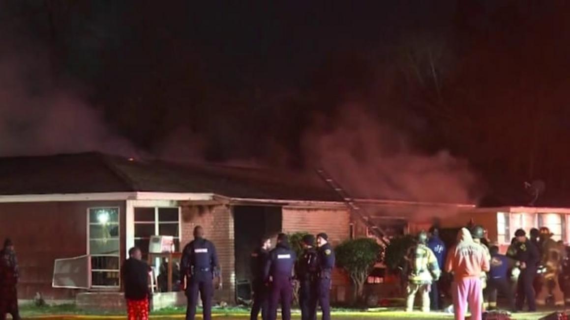 Lính cứu hỏa Houston cứu người đàn ông lớn tuổi khỏi nhà bốc cháy ở Đông Nam Houston 1