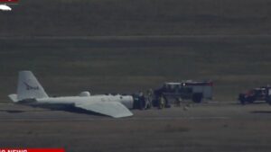 Máy bay NASA hạ cánh khẩn cấp tại Houston 35 Máy bay NASA hạ cánh khẩn cấp tại Houston