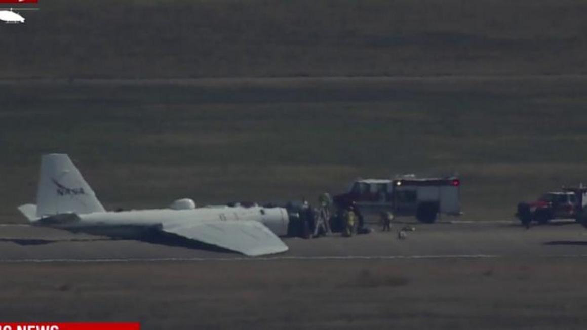 Máy bay NASA hạ cánh khẩn cấp tại Houston 1