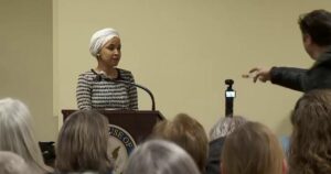 Nữ Dân Biểu Ilhan Omar bị tấn công bằng chất lạ tại buổi họp dân ở Minneapolis