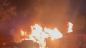 Hai người nhập viện sau khi xe bốc cháy lan sang nhà ở Tây Nam Houston 35 Hai người nhập viện sau khi xe bốc cháy lan sang nhà ở Tây Nam Houston