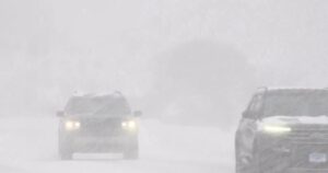 Tuyết dày mang điều kiện bão tuyết gần như và cái lạnh nguy hiểm đến vùng Đông Nam