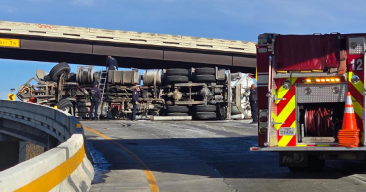 Xe đầu kéo lật trên đường cao tốc ở Houston, gây ách tắc giao thông 1 18 wheeler crash