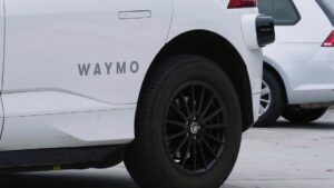 Trẻ em bị xe Waymo đụng gần trường tiểu học ở Los Angeles