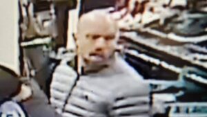 Cảnh sát tìm người liên quan sau khi chụp ảnh các cô gái vị thành niên