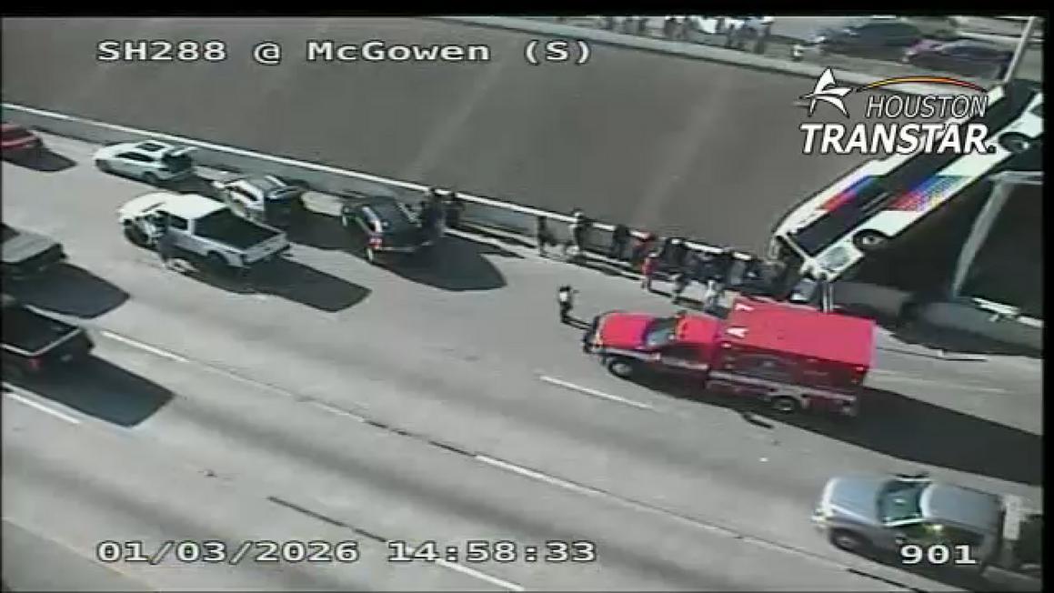 Xe buýt METRO bị lật sau va chạm trên đường cao tốc ở Houston 1 18347842 010326 ktrk metro bus ax 288 img