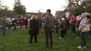 Pleasanton tổ chức tưởng niệm sau vụ ICE nổ súng tại Minnesota 35 Pleasanton tổ chức tưởng niệm sau vụ ICE nổ súng tại Minnesota