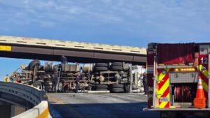 Xe đầu kéo lật nhào trên xa lộ, giao thông Houston bị gián đoạn