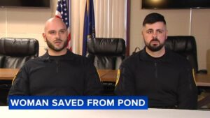 Cảnh sát giải cứu một phụ nữ lớn tuổi khỏi ao nước lạnh giá