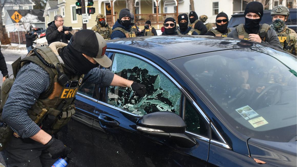 18397537 Federal Officers Minn img 2