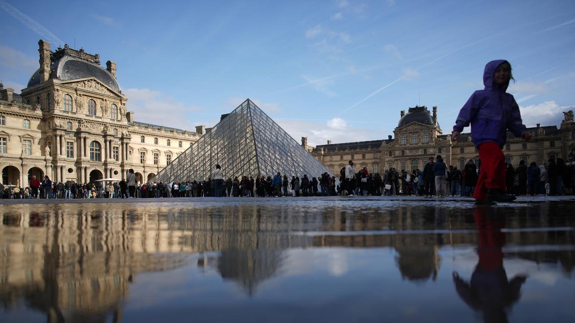 18401034 011426 cc ap louvre img 2