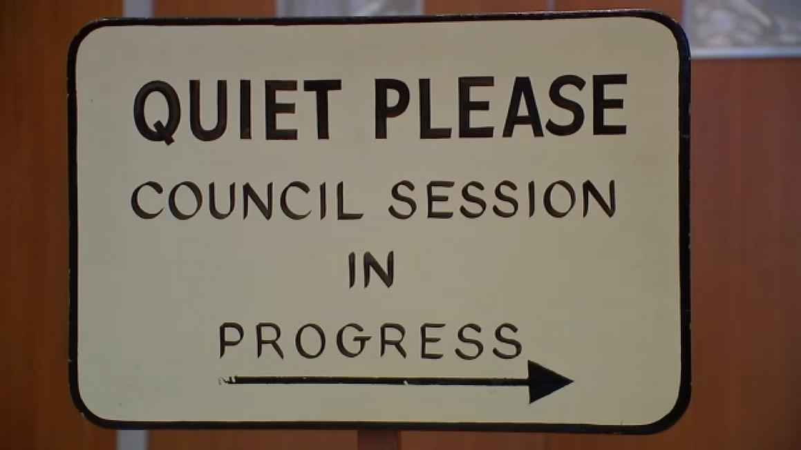 18404192 council session sign img