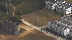 Khu chung cư gây tranh cãi tại Second Ward chuẩn bị mở cửa, sau khi phát hiện tro độc hại gần đó 32 Khu chung cư gây tranh cãi tại Second Ward chuẩn bị mở cửa, sau khi phát hiện tro độc hại gần đó