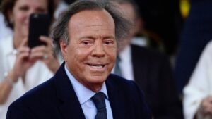 Julio Iglesias Phủ Nhận Cáo Buộc Tấn Công Tình Dục