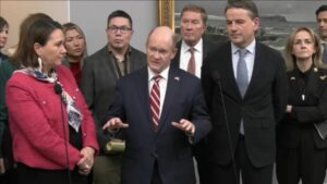 Thượng Nghị Sĩ Coons Dẫn Đầu Phái Đoàn Hạ Tông Tình Hình Greenland