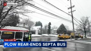 Xe cày tuyết đâm vào xe buýt SEPTA tại Hạt Delaware