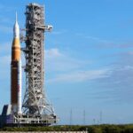 Tên lửa Mặt Trăng mới của NASA di chuyển đến bệ phóng, chuẩn bị cho phi hành gia cất cánh vào tháng Hai
