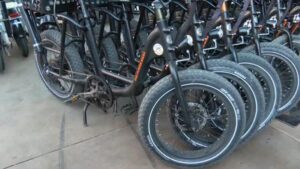 Thống đốc New Jersey ký luật an toàn xe đạp điện