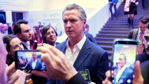 Thống đốc Newsom chỉ trích lãnh đạo thế giới vì ‘nhượng bộ’ Tổng Thống Donald Trump