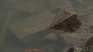 Điều tra viên Harris County tìm thấy bia mộ ở Brays Bayou