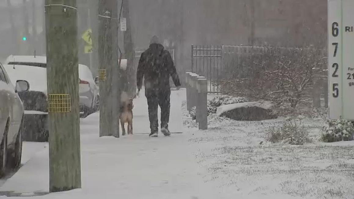 Thống đốc Pennsylvania ban bố tình trạng khẩn cấp vì bão tuyết 1 18457457 012326 wpvi snow sidewalk pa generic img