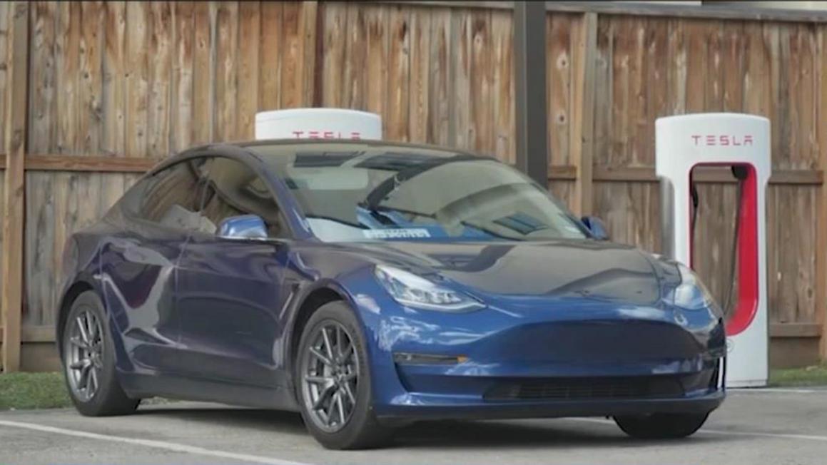 Xe điện hoạt động ra sao trong thời tiết khắc nghiệt? 1 18457746 012326 cc wls tesla charging station 2 img