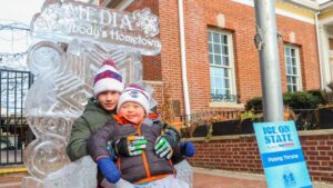 Trang trí điêu khắc băng mang đến sự mát mẻ khi mua sắm tại Media 16 Trang trí điêu khắc băng mang đến sự mát mẻ khi mua sắm tại Media