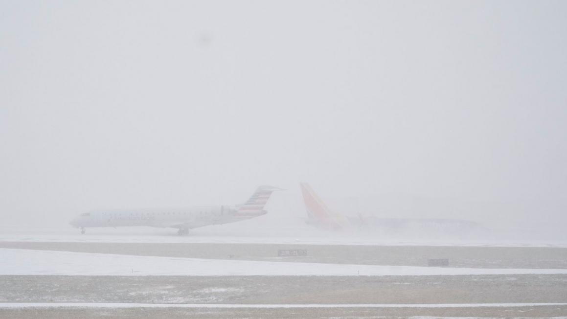 Hơn 10.000 chuyến bay bị hủy do bão mùa đông quét qua Mỹ 1 18469842 ap flight snow tennesse img 1