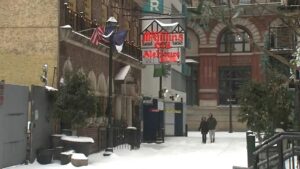 Người dân Philadelphia tận hưởng ngày tuyết tại quán McGillin’s