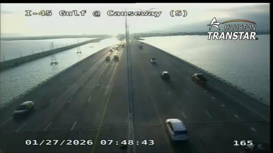 Đường xá Houston chìm trong băng giá sau đợt lạnh giá kỷ lục 1 18484799 012725 ktrk jam cam galveston