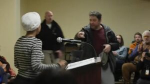 Nghi Can Xịt Chất Lạ Vào Dân Biểu Ilhan Omar Tại Buổi Họp Dân Cử Ở Minneapolis