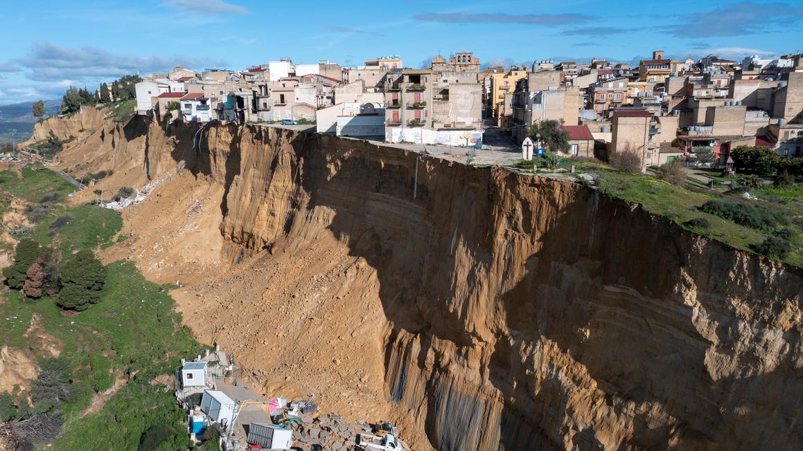 18493011 012826 cc getty sicily cliff img