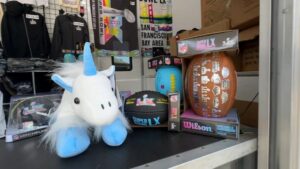 Cách Phân Biệt Hàng Thật - Hàng Giả Đồ Lưu Niệm Super Bowl LX 17 Cách Phân Biệt Hàng Thật – Hàng Giả Đồ Lưu Niệm Super Bowl LX