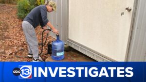 Phụ nữ về hưu ở Texas cắt nước vì phí tăng, nói 'Tôi chọn ăn' 36 Phụ nữ về hưu ở Texas cắt nước vì phí tăng, nói ‘Tôi chọn ăn’