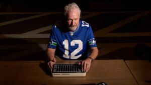 Người mù trải nghiệm Super Bowl qua thiết bị cảm ứng theo dõi bóng