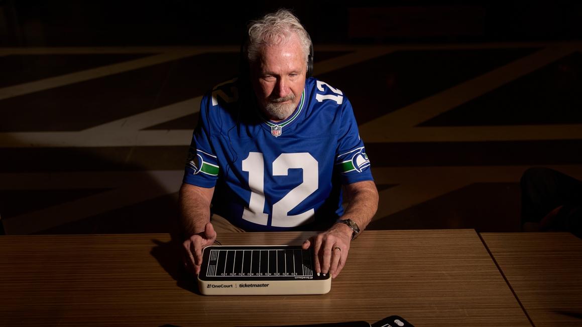 Người mù trải nghiệm Super Bowl qua thiết bị cảm ứng theo dõi bóng 1 18503866 super bowl redo