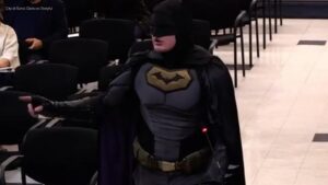 Người đàn ông đóng giả Batman chỉ trích giới chức Santa Clara về ICE tại Super Bowl