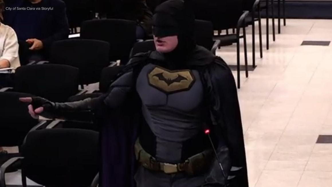 Người đàn ông đóng giả Batman chỉ trích giới chức Santa Clara về ICE tại Super Bowl 1 18509786 013026 kgo batman city council img