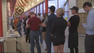 Cử tri Vùng 18 ở Houston đi bỏ phiếu trong cuộc bầu cử bổ sung quan trọng sau khi bão mùa đông đóng cửa điểm bỏ phiếu